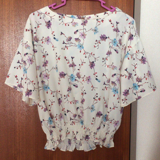 chocol raffine robe(ショコラフィネローブ)のフレアスリーブブラウス 花柄 レディースのトップス(シャツ/ブラウス(半袖/袖なし))の商品写真