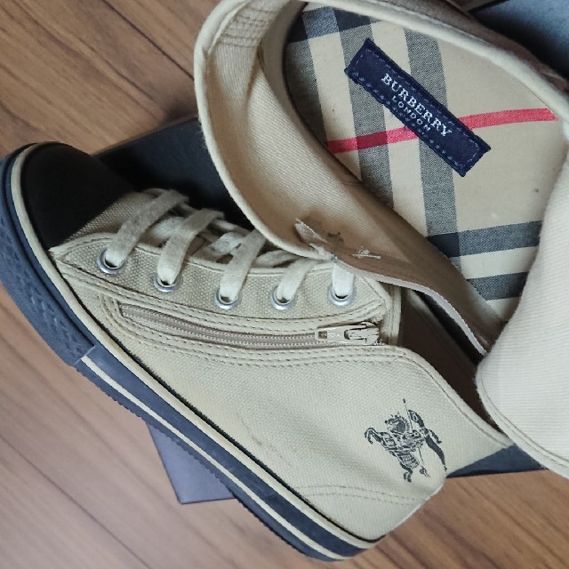 BURBERRY(バーバリー)の値下げ!【BURBERRY】ハイカットスニーカー 18cm キッズ/ベビー/マタニティのキッズ靴/シューズ(15cm~)(スニーカー)の商品写真