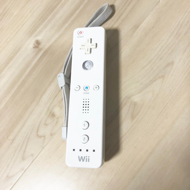 Wii(ウィー)のWiiリモコン 白 純正 エンタメ/ホビーのゲームソフト/ゲーム機本体(家庭用ゲーム機本体)の商品写真