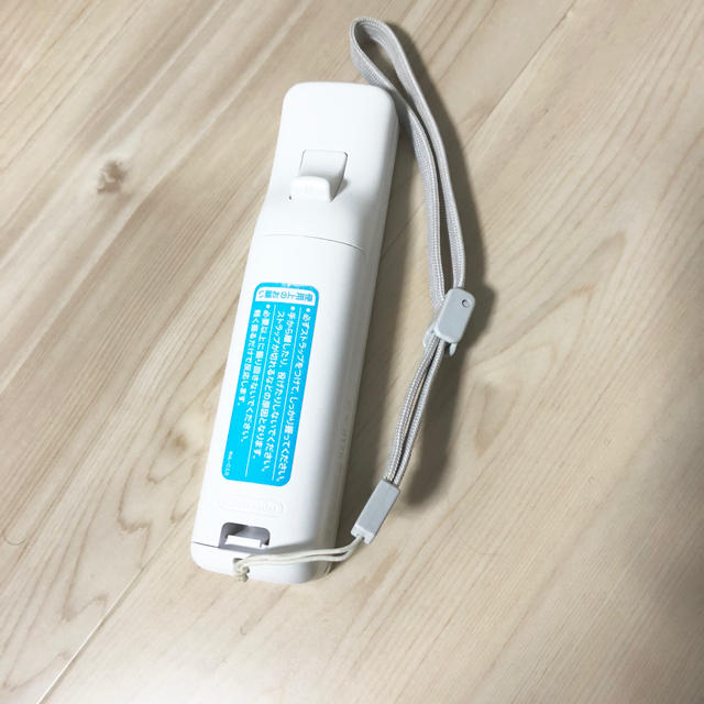 Wii(ウィー)のWiiリモコン 白 純正 エンタメ/ホビーのゲームソフト/ゲーム機本体(家庭用ゲーム機本体)の商品写真