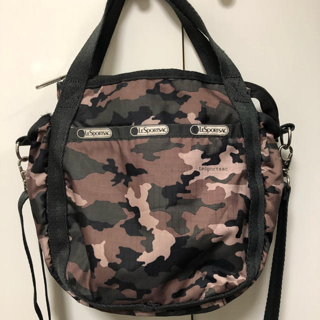 LeSportsac(レスポートサック)の美品&希少  レスポートサック 迷彩 ショルダー レスポ  カモフラ レディースのバッグ(ショルダーバッグ)の商品写真