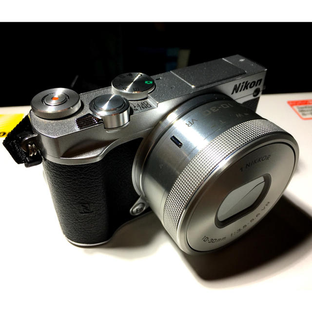 激安通販新作 ニコン ミラーレス一眼 レンズ3本（標準・単焦点・望遠ズーム J5 Nikon1 ミラーレス一眼