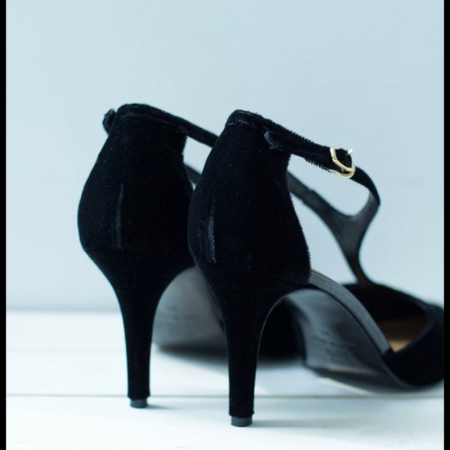 UNITED ARROWS(ユナイテッドアローズ)の【美品】UNITED ARROWS  ベルベットTストラップパンプス レディースの靴/シューズ(ハイヒール/パンプス)の商品写真