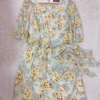 ジャスグリッティー(JUSGLITTY)のJUSGLITTY ワンピ ワンピース 黄 フラワー 花柄  ジャスグリッティー(ひざ丈ワンピース)