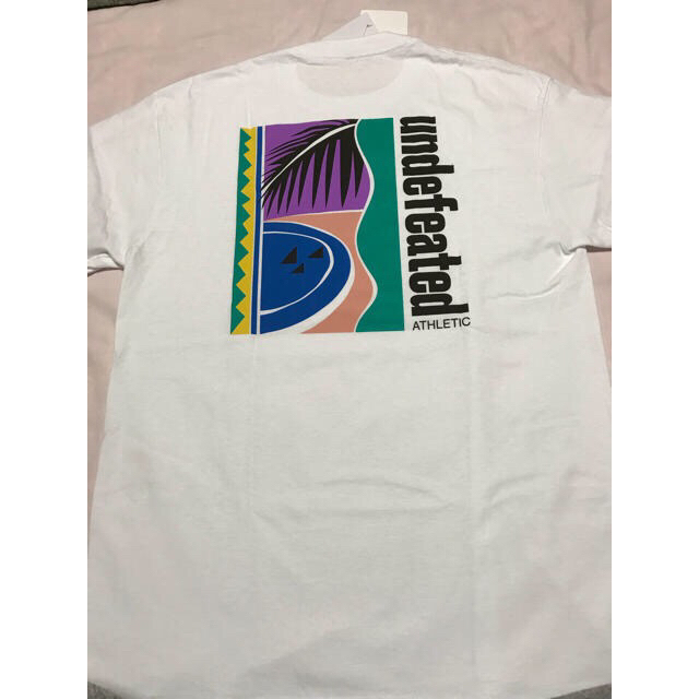 UNDEFEATED(アンディフィーテッド)の定価以下！UNDEFEATED TROPICS S/S TEE  白  Mサイズ メンズのトップス(Tシャツ/カットソー(半袖/袖なし))の商品写真