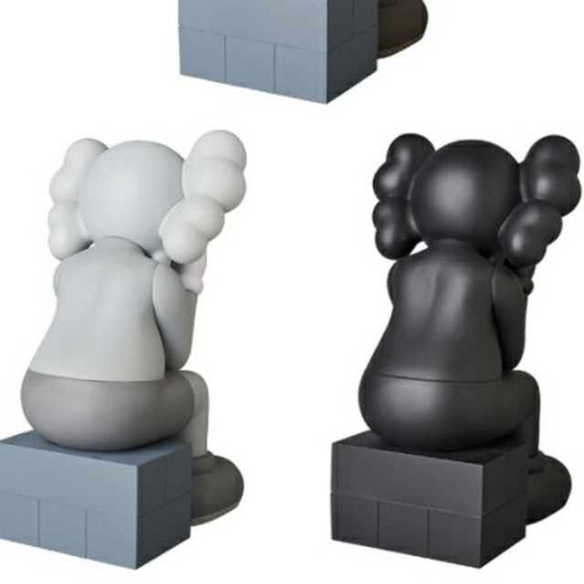 MEDICOM TOY(メディコムトイ)の送料込み 2体セット KAWS PASSING THROUGH エンタメ/ホビーのフィギュア(その他)の商品写真