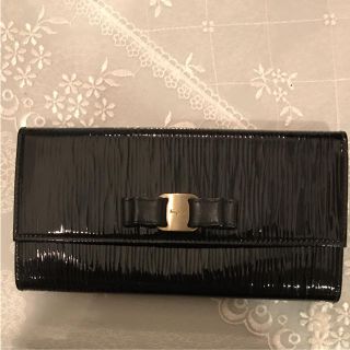 サルヴァトーレフェラガモ(Salvatore Ferragamo)のフェラガモ 黒エナメルレザー長財布(財布)