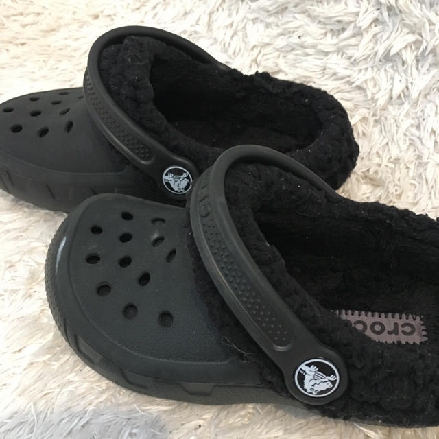 crocs(クロックス)のクロックス ファー付き キッズ/ベビー/マタニティのキッズ靴/シューズ(15cm~)(サンダル)の商品写真