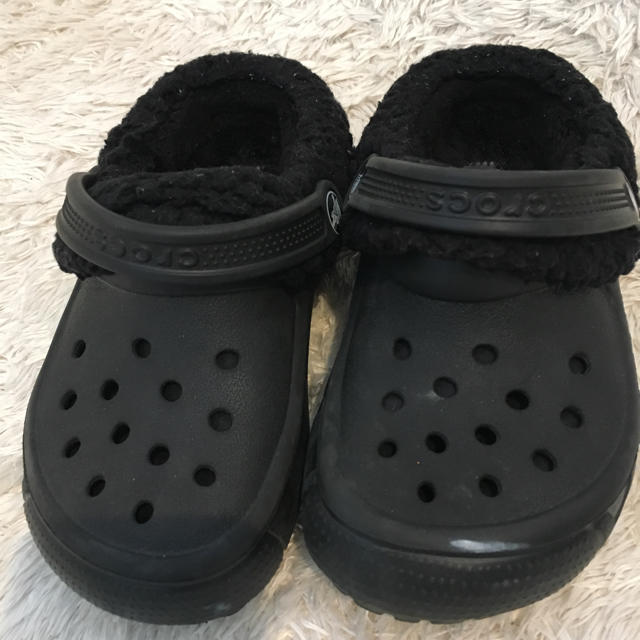 crocs(クロックス)のクロックス ファー付き キッズ/ベビー/マタニティのキッズ靴/シューズ(15cm~)(サンダル)の商品写真