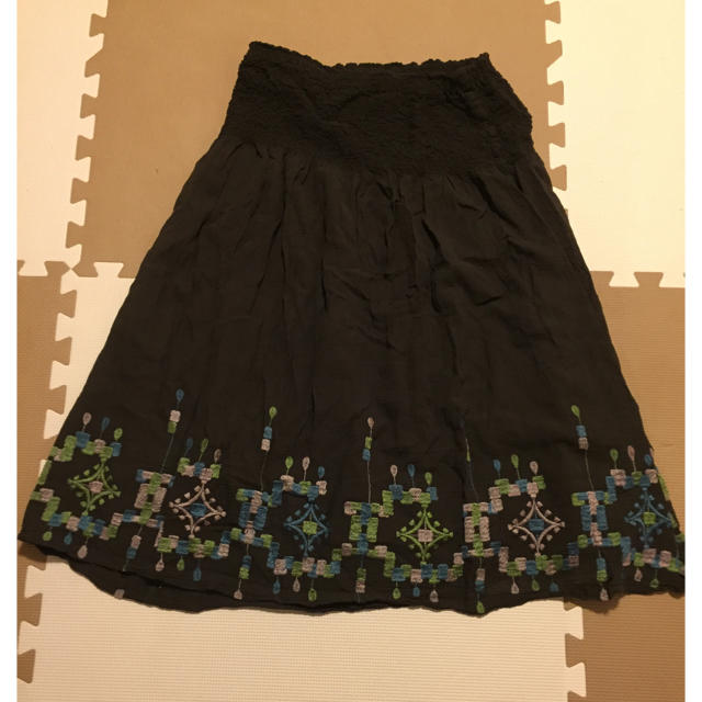 ISSEY MIYAKE(イッセイミヤケ)の《me  issey miyake》刺繍スカート レディースのスカート(ひざ丈スカート)の商品写真
