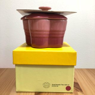 ルクルーゼ(LE CREUSET)の★未使用品★ル・クルーゼ 蓋つきココット 花ピンク(食器)