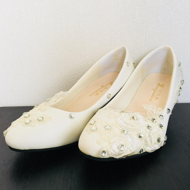 【新品未使用】ストーン*ローヒール ビジュー 花 白 結婚式 二次会 アパレル* レディースの靴/シューズ(ハイヒール/パンプス)の商品写真