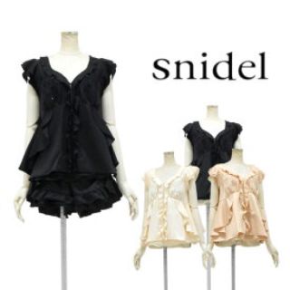 スナイデル(SNIDEL)のスナイデル♡サテン エンブロイダリー♡セットアップ(セット/コーデ)