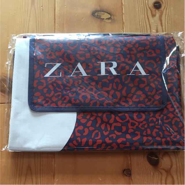 ZARA(ザラ)の【非売品】ZARA オリジナルピクニックマット エンタメ/ホビーのコレクション(ノベルティグッズ)の商品写真