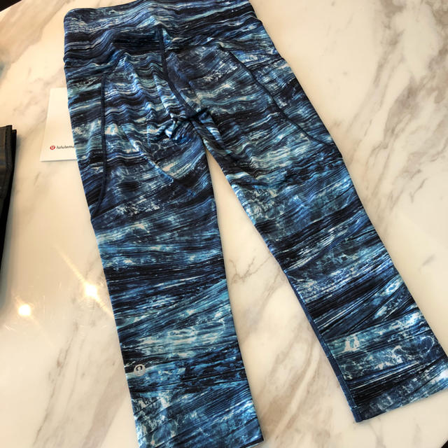 lululemon(ルルレモン)のlululemon ルルレモン サイズ4 クロップド 新品 スポーツ/アウトドアのトレーニング/エクササイズ(ヨガ)の商品写真