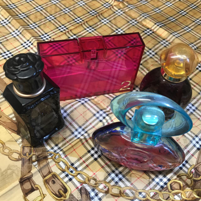 Salvatore Ferragamo(サルヴァトーレフェラガモ)の香水4品   ヘアピン付 コスメ/美容の香水(香水(女性用))の商品写真