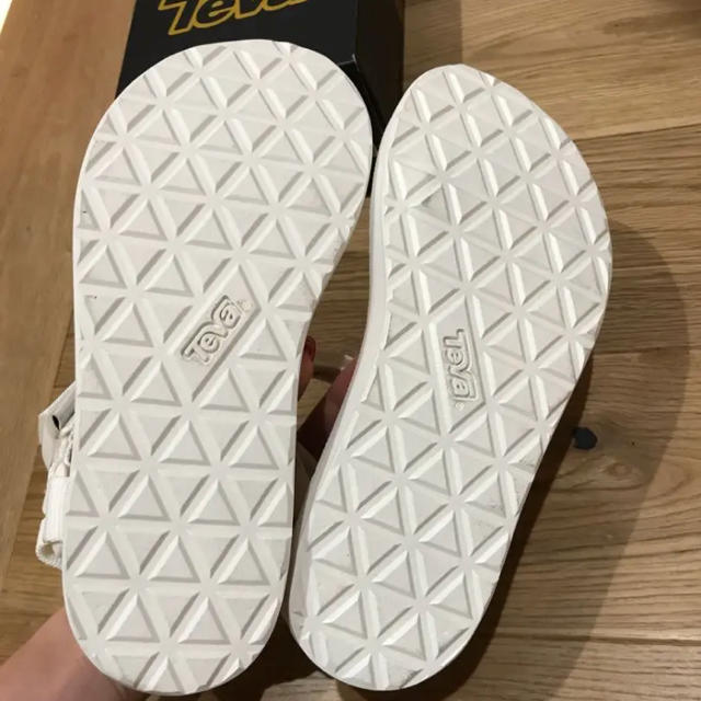 Teva(テバ)のテバteva サンダル ホワイト白6(23cm) レディースの靴/シューズ(サンダル)の商品写真