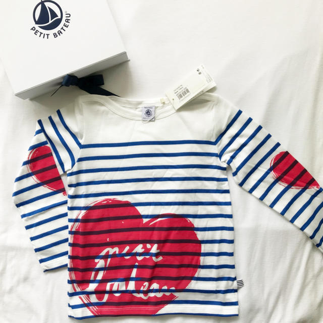 PETIT BATEAU(プチバトー)の《新品・タグ付き》プチバトー  プリントマリニエール長袖カットソー 5a ハート キッズ/ベビー/マタニティのキッズ服女の子用(90cm~)(Tシャツ/カットソー)の商品写真