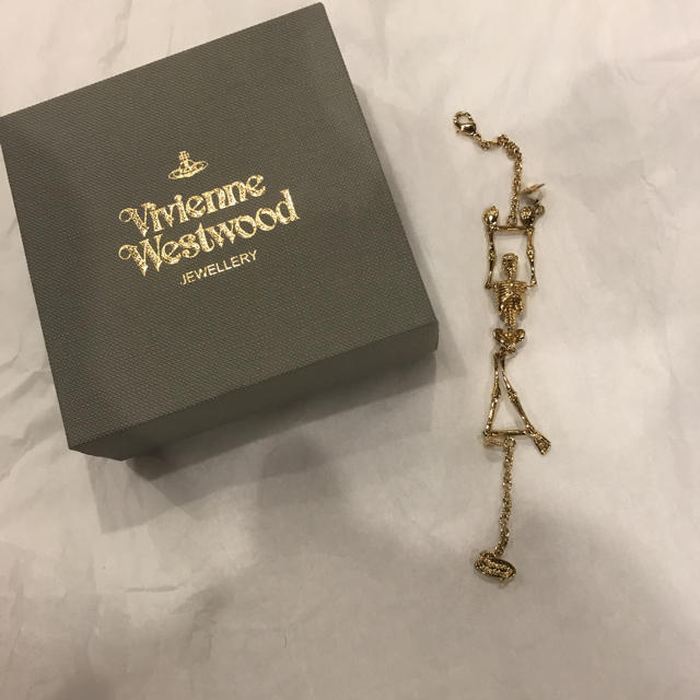 Vivienne Westwood(ヴィヴィアンウエストウッド)のヴィヴィアン ウエストウッド スカル ブレスレット レディースのアクセサリー(ブレスレット/バングル)の商品写真