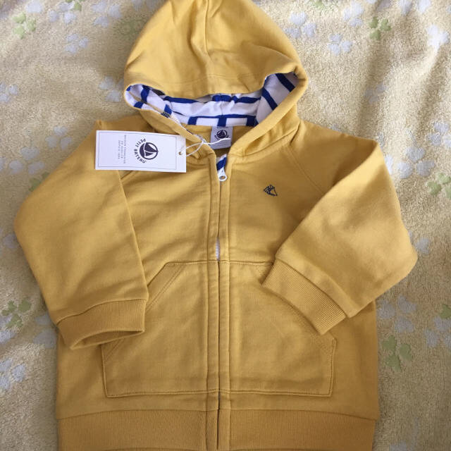 PETIT BATEAU(プチバトー)のわけあり◆12m 新品 プチバトー イエロースウェットジップアップパーカ キッズ/ベビー/マタニティのベビー服(~85cm)(カーディガン/ボレロ)の商品写真