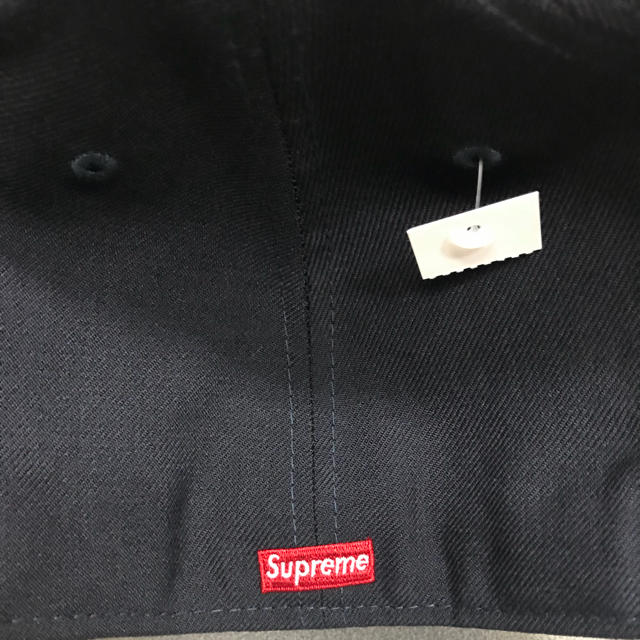 Supreme(シュプリーム)のりゅうさん専用 Supreme 18aw  Newera 7 1/2  メンズの帽子(キャップ)の商品写真