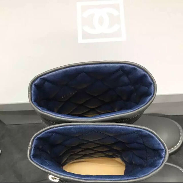 CHANEL(シャネル)のCHANEL コココクーン ブーツ 37  イタリア製 グレー レディースの靴/シューズ(ブーツ)の商品写真