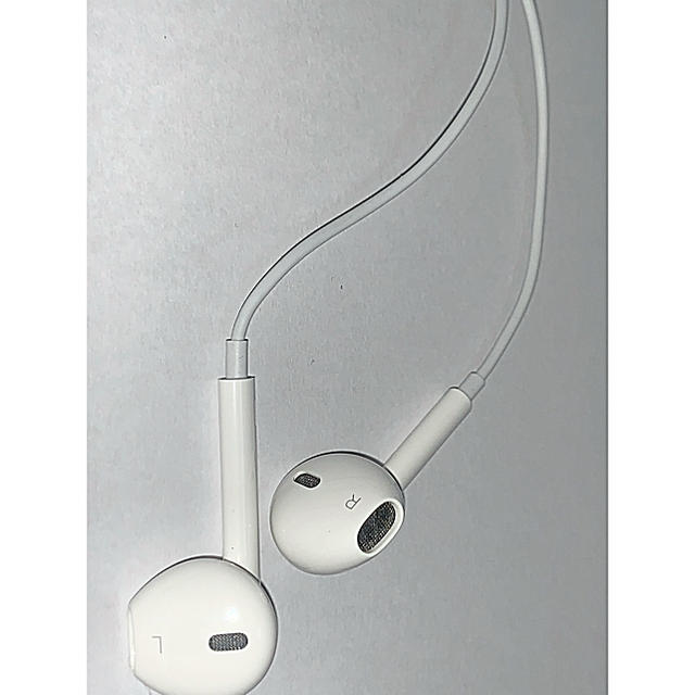 iPhone(アイフォーン)のApple ear pods ライトニングケーブル スマホ/家電/カメラのオーディオ機器(ヘッドフォン/イヤフォン)の商品写真