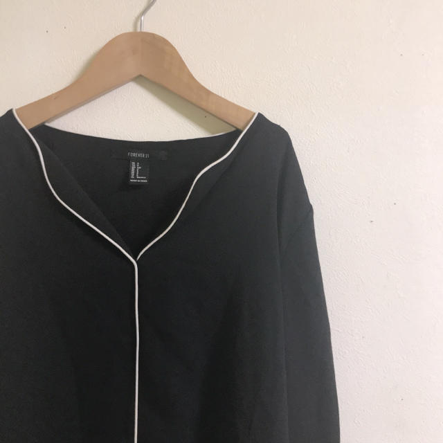 FOREVER 21(フォーエバートゥエンティーワン)のパイピング オープンカラーシャツ 黒 レディースのトップス(シャツ/ブラウス(長袖/七分))の商品写真