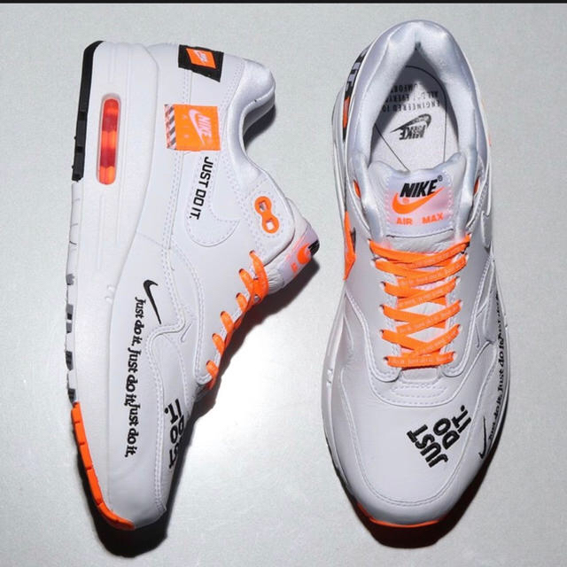 NIKE(ナイキ)のUSED エアマックス 1LX WHITE BLACK TOTAL ORANGE レディースの靴/シューズ(スニーカー)の商品写真