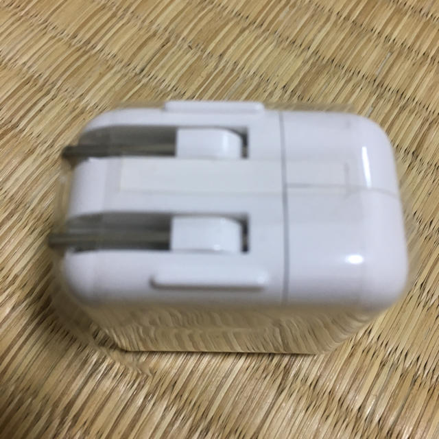 Apple(アップル)の【Apple純正】 12W USB Power Adapter スマホ/家電/カメラのスマートフォン/携帯電話(バッテリー/充電器)の商品写真