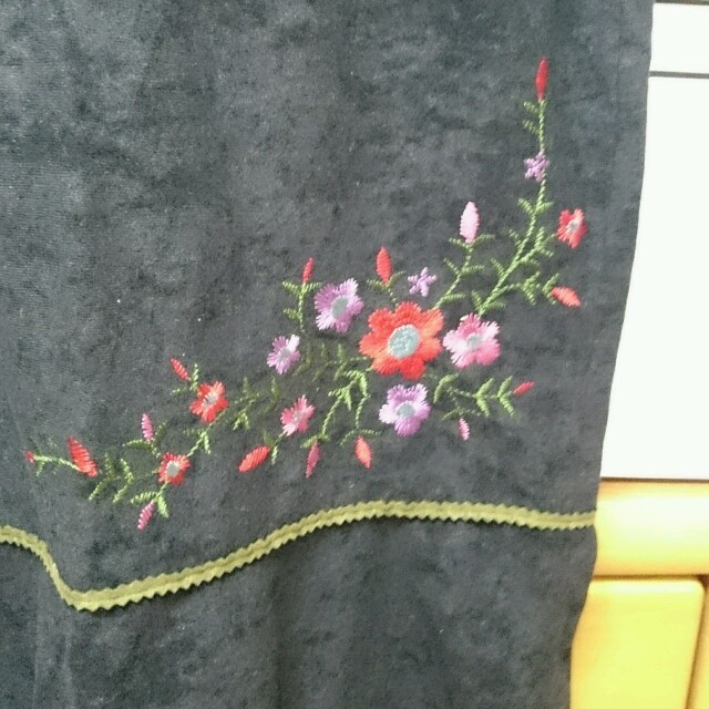 刺繍スカート 黒 レディースのスカート(ロングスカート)の商品写真