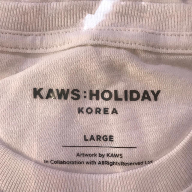 KAWS HOLIDAY Tシャツ 白  (L)カウズ  ホリデー 新品、未使用 メンズのトップス(Tシャツ/カットソー(半袖/袖なし))の商品写真
