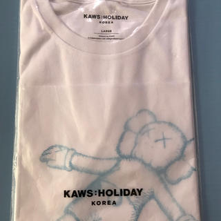 KAWS HOLIDAY Tシャツ 白  (L)カウズ  ホリデー 新品、未使用(Tシャツ/カットソー(半袖/袖なし))