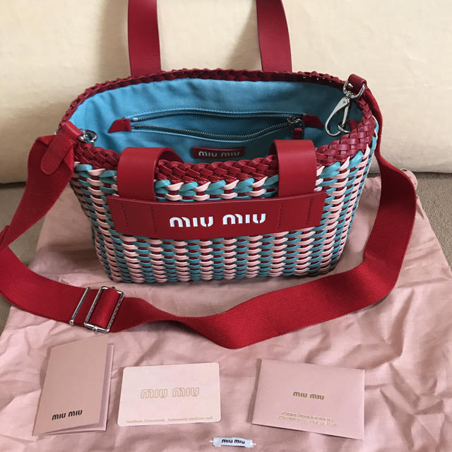 miumiu(ミュウミュウ)のお値下げ！美品☆miumiu編み込みバッグレッド☆イントレッチオ レディースのバッグ(トートバッグ)の商品写真