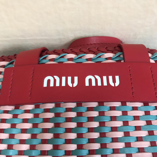 miumiu(ミュウミュウ)のお値下げ！美品☆miumiu編み込みバッグレッド☆イントレッチオ レディースのバッグ(トートバッグ)の商品写真