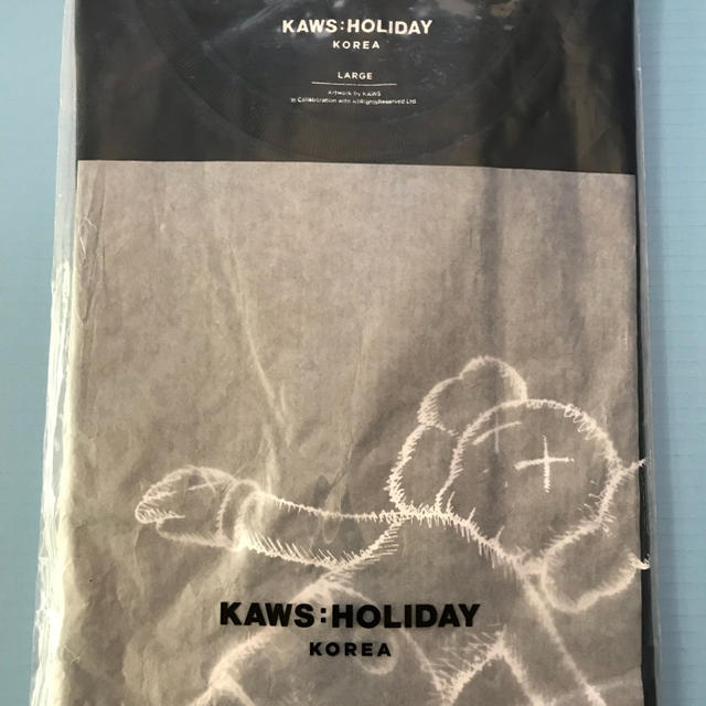 KAWS HOLIDAY Tシャツ 紺 L カウズ  ホリデー 新品、未使用 メンズのトップス(Tシャツ/カットソー(半袖/袖なし))の商品写真