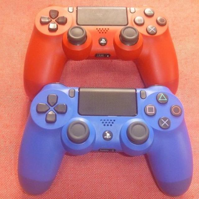 PlayStation4(プレイステーション4)のPS4 コントローラー デュアルショック４ CUH-ZCT2J 赤 青 セット  エンタメ/ホビーのゲームソフト/ゲーム機本体(その他)の商品写真