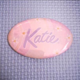 ケイティー(Katie)のkatie 缶バッチ(ブローチ/コサージュ)