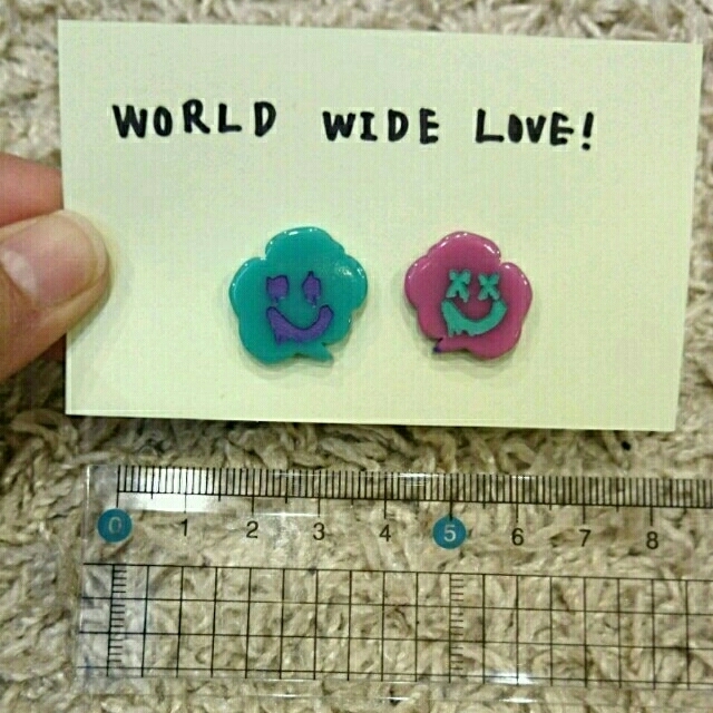 WORLD WIDE LOVE!(ワールドワイドラブ)のﾃﾞｯﾄﾞｽﾏｲﾙﾋﾟｱｽ レディースのアクセサリー(ピアス)の商品写真