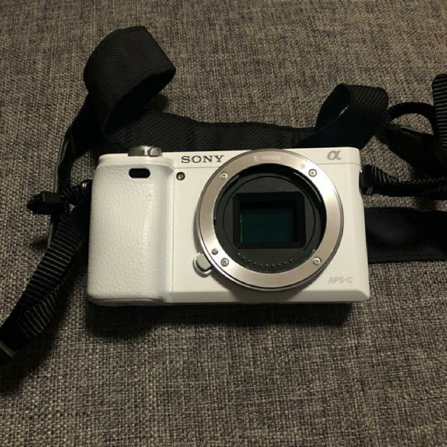 SONY(ソニー)のSONY a6000 レンズ付 スマホ/家電/カメラのカメラ(ミラーレス一眼)の商品写真