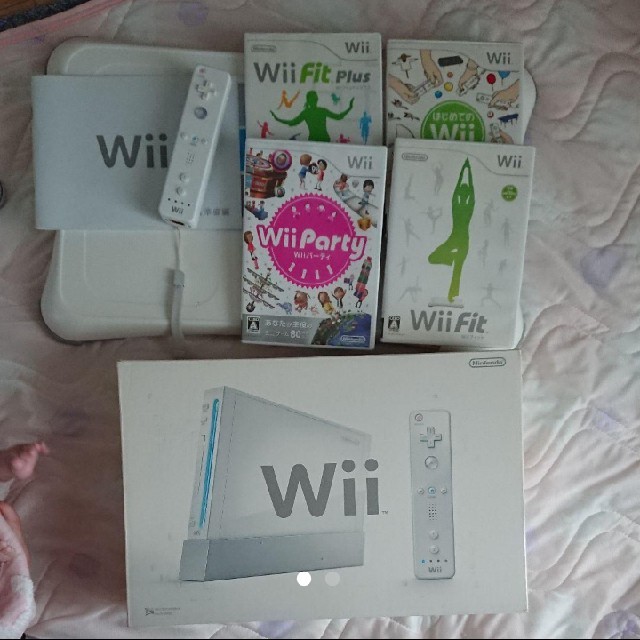 ゲームソフト/ゲーム機本体任天堂 Wii ソフト4本、リモコン、コントローラ、Wii fit