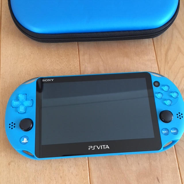 PlayStation Vita(プレイステーションヴィータ)の超美品！PSVITA PCH-2000+メモリカードつき エンタメ/ホビーのゲームソフト/ゲーム機本体(携帯用ゲーム機本体)の商品写真