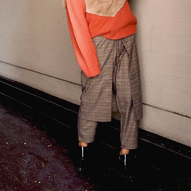 MURUA(ムルーア)のmurua カバースカート付テーパードパンツ 未着用新品 レディースのパンツ(カジュアルパンツ)の商品写真