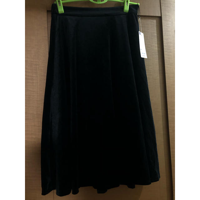 GU(ジーユー)の[新品] GU ベロアフレアスカート ブラック XL レディースのスカート(ひざ丈スカート)の商品写真