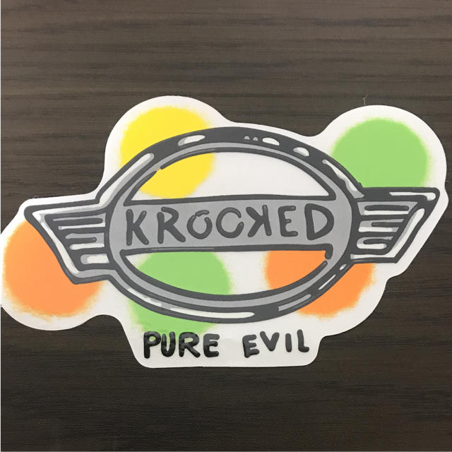 KROOKED(クルキッド)の【縦8.4cm横13.5cm】krooked skateboard ステッカー 自動車/バイクのバイク(ステッカー)の商品写真