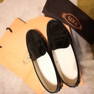 トッズ(TOD'S)のtoto様【美品】TOD'S パテントレザー　ローファー　23.0cm(ローファー/革靴)