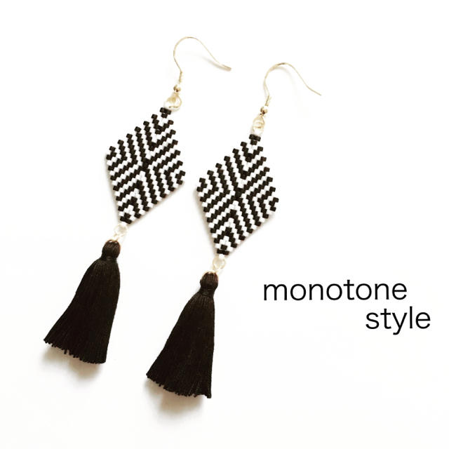 monotone design タッセルピアス (イヤリング シンプル ) ハンドメイドのアクセサリー(ピアス)の商品写真