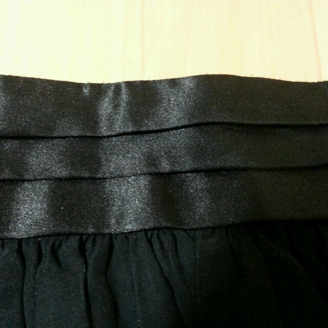 KLEIN PLUS(クランプリュス)のウエストサテン黒フレアースカート レディースのスカート(ミニスカート)の商品写真