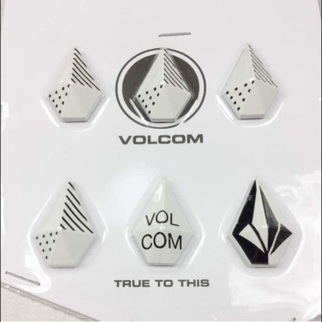 volcom(ボルコム)のSN21 新品 送込◾︎白 ボルコム Stone Studs デッキパッド スポーツ/アウトドアのスノーボード(アクセサリー)の商品写真