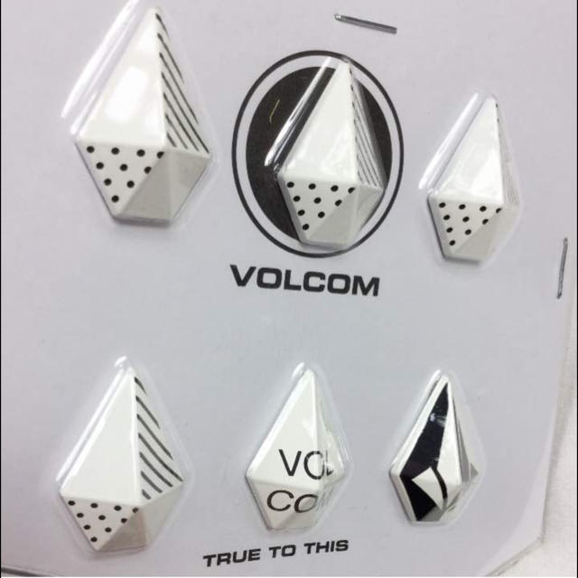 volcom(ボルコム)のSN21 新品 送込◾︎白 ボルコム Stone Studs デッキパッド スポーツ/アウトドアのスノーボード(アクセサリー)の商品写真